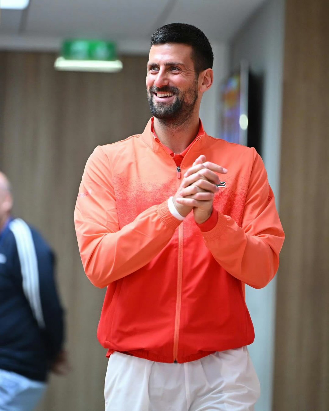 九游-关于德约科维奇回归赛场，战术调整首场状态亮眼，老鹰观众沸腾！的信息